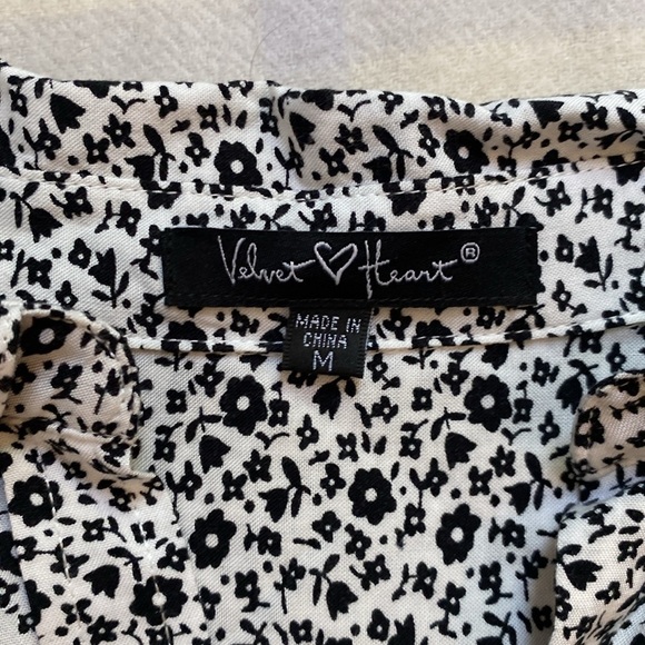 Velvet Heart Black and White Flower Print Button Down Blouse Size Medium - Picture 4 of 12